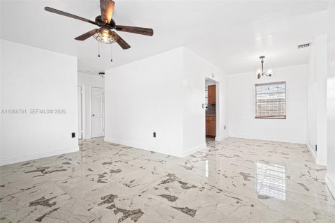 House in Miami Gardens, Florida 4 bedrooms, 111.48 sq.m. № 2081341 - photo 15