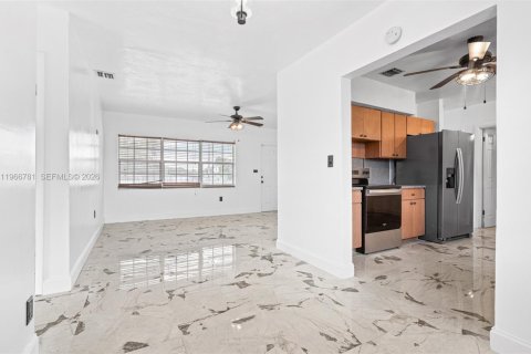 House in Miami Gardens, Florida 4 bedrooms, 111.48 sq.m. № 2081341 - photo 13