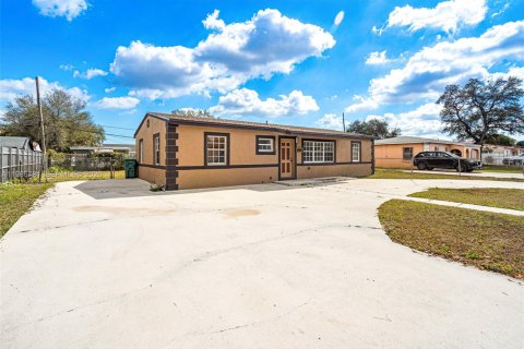 House in Miami Gardens, Florida 4 bedrooms, 111.48 sq.m. № 2081341