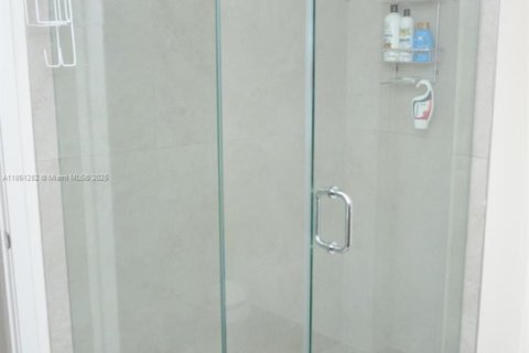 Condo in Doral, Florida, 2 bedrooms  № 1855332 - photo 21