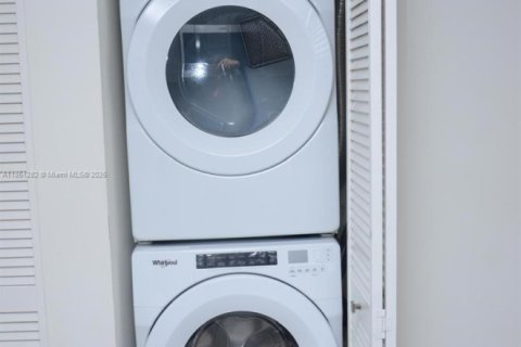 Condo in Doral, Florida, 2 bedrooms  № 1855332 - photo 24