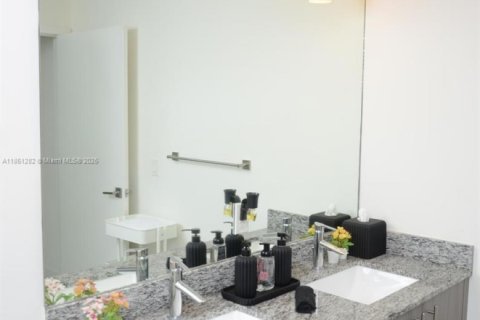 Condo in Doral, Florida, 2 bedrooms  № 1855332 - photo 19