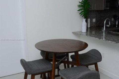 Condo in Doral, Florida, 2 bedrooms  № 1855332 - photo 6