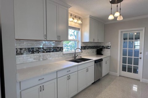 House in Saint Pete Beach, Florida 3 bedrooms, 151.06 sq.m. № 1757898 - photo 10