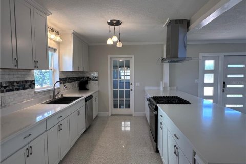 House in Saint Pete Beach, Florida 3 bedrooms, 151.06 sq.m. № 1757898 - photo 9