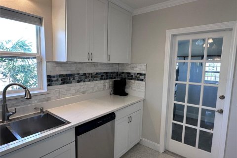 House in Saint Pete Beach, Florida 3 bedrooms, 151.06 sq.m. № 1757898 - photo 12