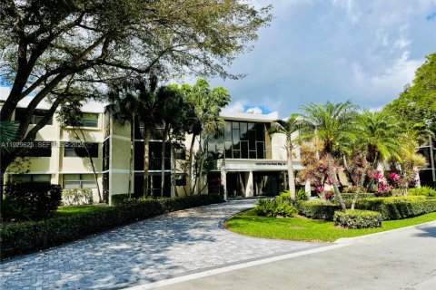 Снять в аренду квартиру в Уэстон, Флорида 2 спальни, 114.73м2, № 1988487 - фото 1