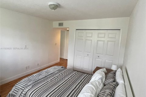 Снять в аренду квартиру в Уэстон, Флорида 2 спальни, 114.73м2, № 1988487 - фото 15