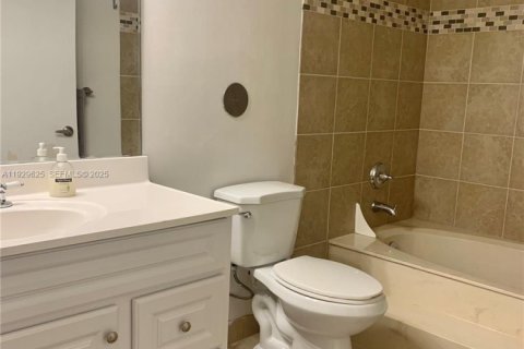 Снять в аренду квартиру в Уэстон, Флорида 2 спальни, 114.73м2, № 1988487 - фото 11