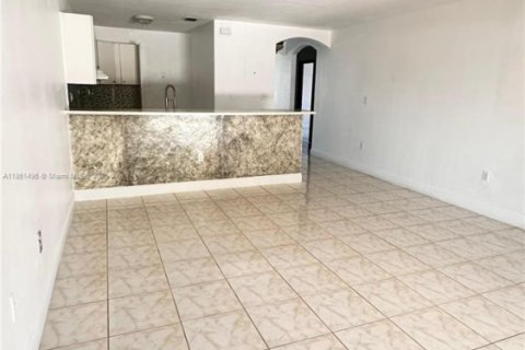 Villa ou maison à louer à Miami, Floride: 4 chambres, 142.51 m2 № 1892248 - photo 3