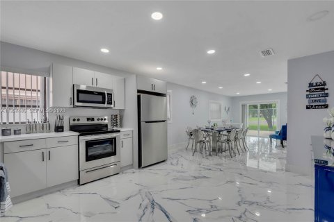 Casa en alquiler en Hialeah, Florida, 3 dormitorios, 167.22 m2 № 2010601 - foto 12