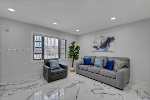 Casa en alquiler en Hialeah, Florida, 3 dormitorios, 167.22 m2 № 2010601 - foto 3