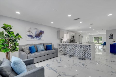 Casa en alquiler en Hialeah, Florida, 3 dormitorios, 167.22 m2 № 2010601 - foto 2