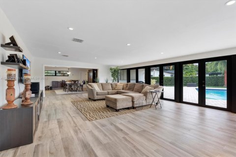 Casa en venta en Miami Lakes, Florida, 5 dormitorios, 218.97 m2 № 1958456 - foto 20