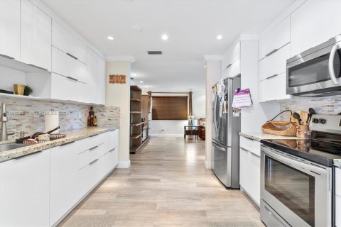 Casa en venta en Miami Lakes, Florida, 5 dormitorios, 218.97 m2 № 1958456 - foto 13