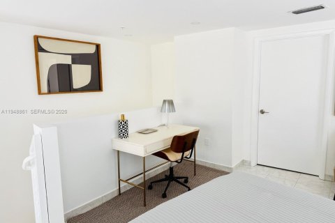 Condo in Miami Beach, Florida, 2 bedrooms  № 2004687 - photo 17
