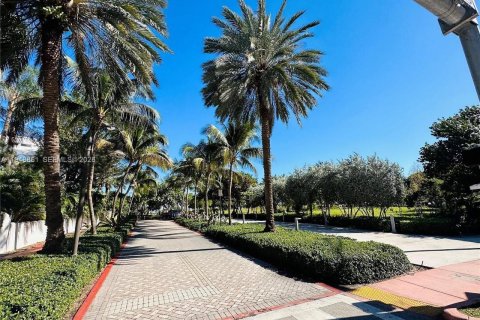 Condo in Miami Beach, Florida, 2 bedrooms  № 2004687 - photo 27