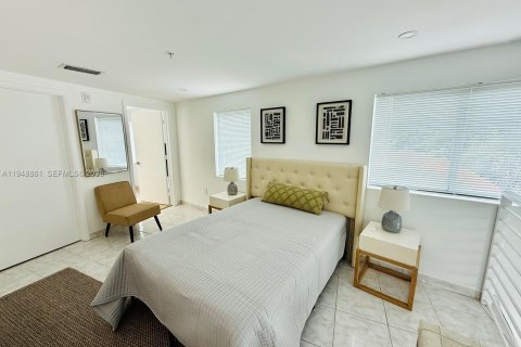 Condo in Miami Beach, Florida, 2 bedrooms  № 2004687 - photo 16