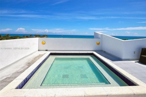 Condo in Miami Beach, Florida, 2 bedrooms  № 2004687 - photo 24