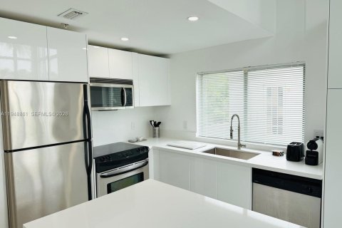 Condo in Miami Beach, Florida, 2 bedrooms  № 2004687 - photo 9