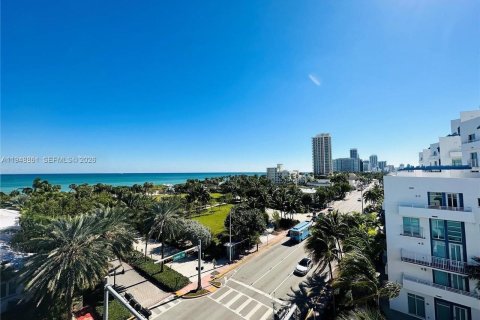 Condo in Miami Beach, Florida, 2 bedrooms  № 2004687 - photo 28