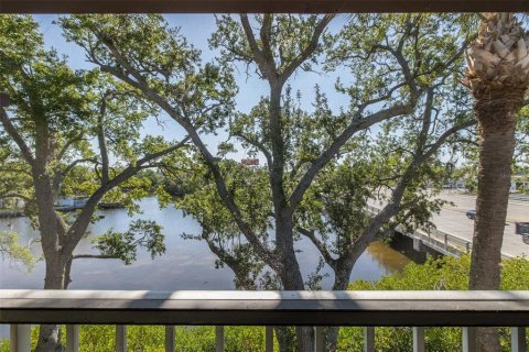 Condo in Tampa, Florida, 2 bedrooms № 2099258 - photo 16