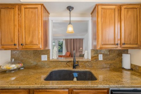 Condo in Tampa, Florida, 2 bedrooms № 2099258 - photo 9