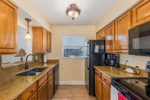 Condo in Tampa, Florida, 2 bedrooms № 2099258 - photo 8