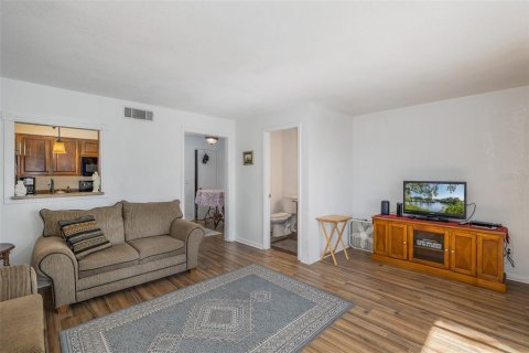 Condo in Tampa, Florida, 2 bedrooms № 2099258 - photo 27