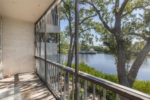 Condo in Tampa, Florida, 2 bedrooms № 2099258 - photo 21