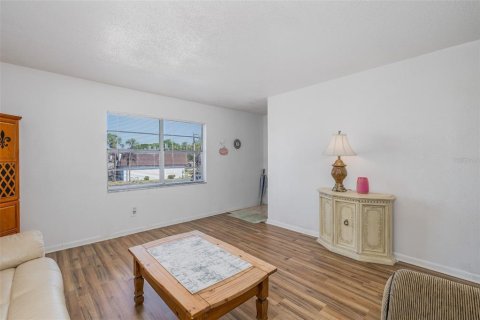 Condo in Tampa, Florida, 2 bedrooms № 2099258 - photo 29