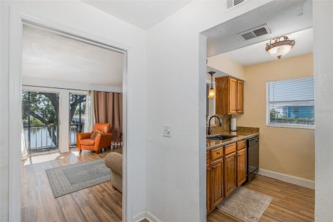 Condo in Tampa, Florida, 2 bedrooms № 2099258 - photo 10