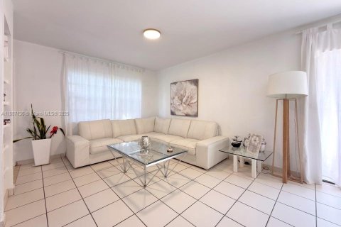 Copropriété à vendre à Miami, Floride: 2 chambres, 123.56 m2 № 2015896 - photo 6