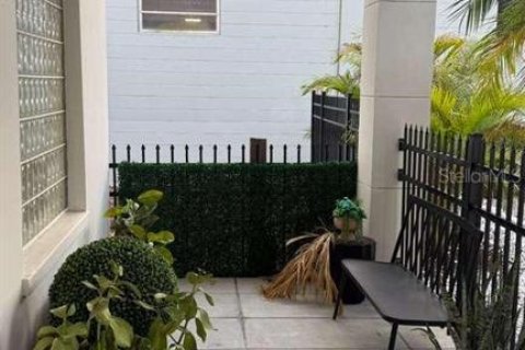 Propiedad comercial en alquiler en Tampa, Florida, 203.64 m2 № 2142657 - foto 27
