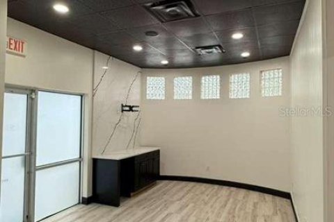 Propiedad comercial en alquiler en Tampa, Florida, 203.64 m2 № 2142657 - foto 9