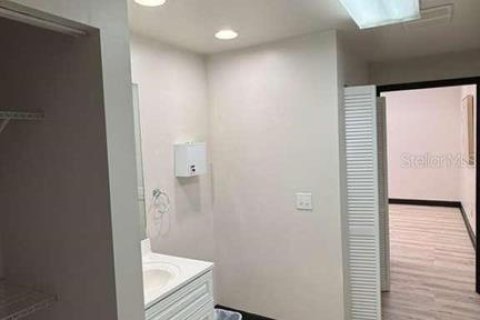Propiedad comercial en alquiler en Tampa, Florida, 203.64 m2 № 2142657 - foto 20