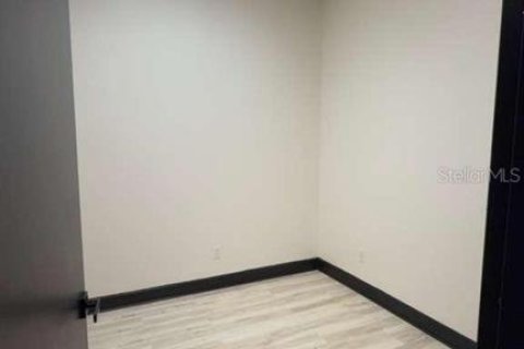 Propiedad comercial en alquiler en Tampa, Florida, 203.64 m2 № 2142657 - foto 12