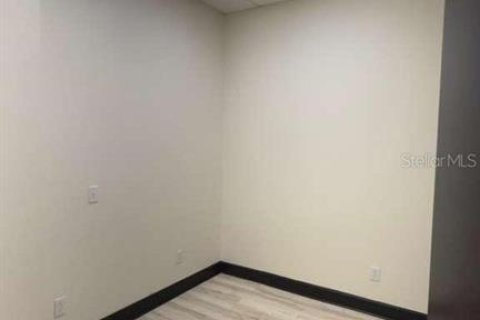 Propiedad comercial en alquiler en Tampa, Florida, 203.64 m2 № 2142657 - foto 11