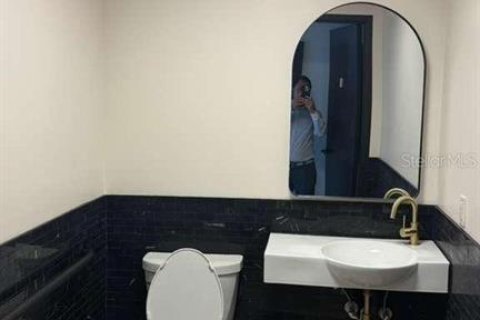 Propiedad comercial en alquiler en Tampa, Florida, 203.64 m2 № 2142657 - foto 6