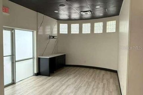 Propiedad comercial en alquiler en Tampa, Florida, 203.64 m2 № 2142657 - foto 10
