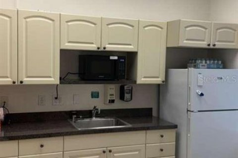 Propiedad comercial en alquiler en Tampa, Florida, 203.64 m2 № 2142657 - foto 23