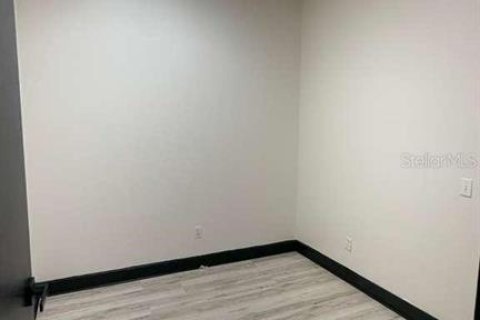 Propiedad comercial en alquiler en Tampa, Florida, 203.64 m2 № 2142657 - foto 13