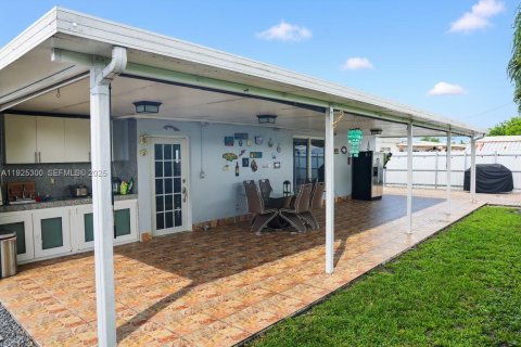 Casa en venta en Hialeah, Florida, 3 dormitorios, 148.55 m2 № 1984079 - foto 8