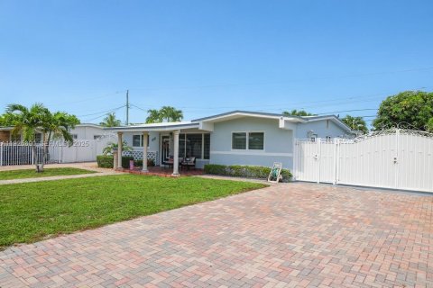 Casa en venta en Hialeah, Florida, 3 dormitorios, 148.55 m2 № 1984079 - foto 4