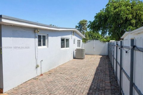Casa en venta en Hialeah, Florida, 3 dormitorios, 148.55 m2 № 1984079 - foto 9