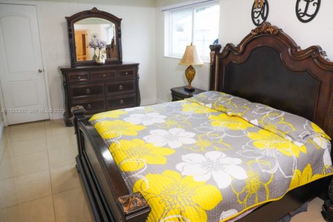 Casa en venta en Hialeah, Florida, 3 dormitorios, 148.55 m2 № 1984079 - foto 20