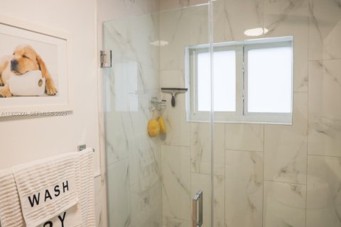 Casa en venta en Hialeah, Florida, 3 dormitorios, 148.55 m2 № 1984079 - foto 28