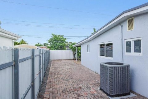 Casa en venta en Hialeah, Florida, 3 dormitorios, 148.55 m2 № 1984079 - foto 10