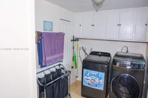 Casa en venta en Hialeah, Florida, 3 dormitorios, 148.55 m2 № 1984079 - foto 19