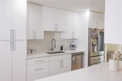 Casa en venta en Hialeah, Florida, 3 dormitorios, 148.55 m2 № 1984079 - foto 13